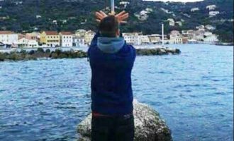 Απελάθηκε 17χρονος Αλβανός που σχημάτισε τον αλβανικό αετό (φωτο)