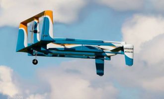 H Amazon θα μεταφέρει προϊόντα με drones και θα τα παραδίδει με… αλεξίπτωτα
