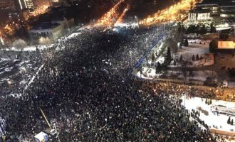 Ξεσηκωμός στη Ρουμανία – Χιλιάδες στους δρόμους κατά της διαφθοράς των πολιτικών (βίντεο)