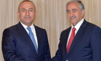 Ο Ακιντζί είπε στον Τσαβούσογλου ότι διαφωνεί με «χαλαρή ομοσπονδία« στην Κύπρο και θα παραιτηθεί