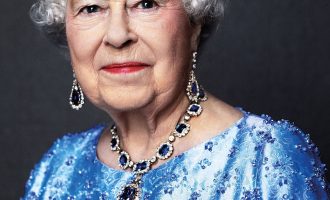 Σπάει όλα τα ρεκόρ η βασίλισσα Ελισάβετ: Γιορτάζει 65 χρόνια στο θρόνο (βίντεο)