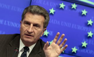 Eπίτροπος Έτινγκερ: Όποια χώρα της ΕΕ δεν δέχεται πρόσφυγες πρέπει να προσφέρει κάτι άλλο