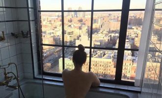Ποια ηθοποιός απολαμβάνει γυμνή τη θέα από το μπαλκόνι της (φωτο)