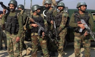 Έδωσε μάχη η Αστυνομία με τους βομβιστές αυτοκτονίας στο δικαστικό μέγαρο του Πακιστάν