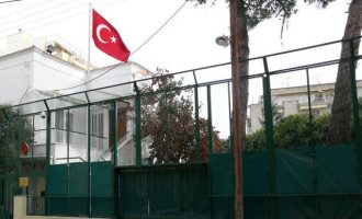 Με οσμή προβοκάτσιας η επίθεση με μπογιές στο τουρκικό προξενείο της Κομοτηνής