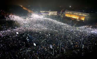 Στους δρόμους ξανά οι Ρουμάνοι παρά την απόσυρση του διατάγματος για τη διαφθορά