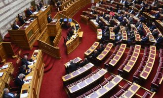 Απίστευτο: 49  βουλευτές  χρωστάνε 700.000 ευρώ δάνεια που πήραν από τη Βουλή