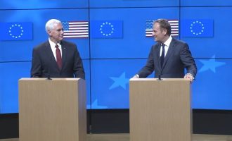 Ο Τουσκ ζήτησε από τον Πενς την “απερίφραστη υποστήριξη” των ΗΠΑ στην ΕΕ