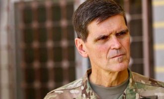 Ο στρατηγός Τζόζεφ Βότελ επιθεώρησε τις κουρδικές δυνάμεις στη Συρία – Μήνυμα στην Άγκυρα