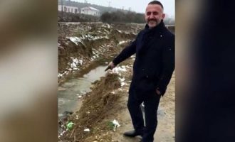 Στελεχάρα του Ερντογάν στέλνει μήνυμα με σφαίρες σε όσους ψηφίσουν “όχι” στον σουλτάνο (βίντεο)