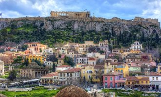 Τουρκική εφημερίδα ισχυρίζεται ότι η Ελλάδα πουλάει σπίτια κάτω από την Ακρόπολη σε πραξικοπηματίες