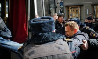 Συνελήφθη ο αντίπαλος των Πούτιν-Μεντβέντεφ γιατί διαδήλωνε κατά της διαφθοράς (βίντεο)
