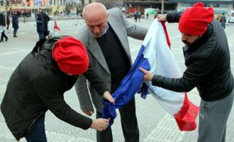 Οπαδοί του Ερντογάν μπερδεύτηκαν και έκαψαν τη γαλλική αντί την ολλανδική σημαία