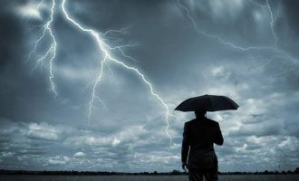 Χαλάει απότομα ο καιρός με καταιγίδες και ισχυρούς ανέμους – Από πού θα ξεκινήσει η κακοκαιρία