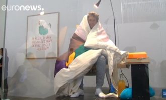 “Μοντέρνα Τέχνη”: Γάλλος “καλλιτέχνης” έγινε κότα και κλωσάει αβγά σε μουσείο