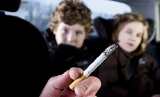Tσουχτερά πρόστιμα σε όποιον καπνίζει μέσα σε όχημα που βρίσκονται παιδιά
