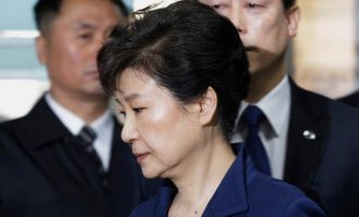 Συνελήφθη η αποπεμφθείσα πρόεδρος της Ν. Κορέας – Κατηγορείται για διαφθορά