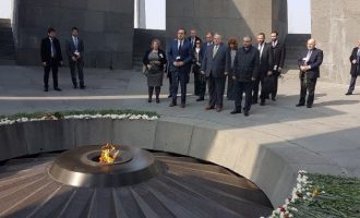 Έτσι χτίζονται οι συμμαχίες! Ο Κοτζιάς τίμησε τα θύματα της γενοκτονίας των Αρμενίων