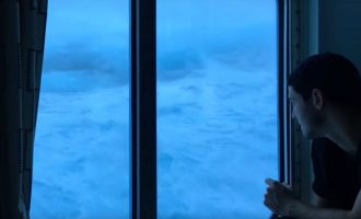 Απίστευτο βίντεο: Κύματα “καταπίνουν” κρουαζιερόπλοιο (βίντεο)