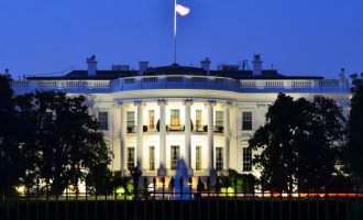 CNN: Συνελήφθη άνδρας που μπούκαρε στον Λευκό Οίκο όταν μέσα βρισκόταν και ο Τραμπ