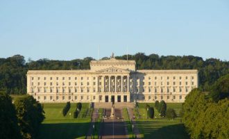 Ναυάγησαν οι επαφές για νέα κυβέρνηση στη Β. Ιρλανδία – Διοίκηση από το Λονδίνο;