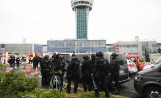 Ο τζιχαντιστής που σκοτώθηκε στο αεροδρόμιο Ορλί νωρίτερα είχε πυροβολήσει αστυνομικό στο Παρίσι