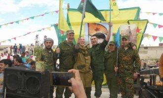 Ρώσοι στρατιώτες γιορτάζουν με κουρδικές σημαίες στη Συρία – “Τελειωμένος” ο Ερντογάν