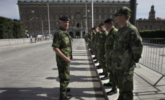 Γιατί η Σουηδία επαναφέρει την υποχρεωτική στρατιωτική θητεία