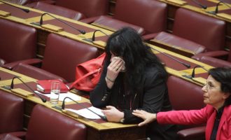 Και σε ιδιώτες η καύση νεκρών -Δάκρυσε η Άννα Βαγενά στη Βουλή (βίντεο)