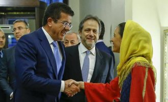 Την ελληνική του καταγωγή “κάρφωσε” ο Τούρκος υπουργός Ζεϊμπεκτσί στη δεξίωση της Ελληνικής Πρεσβείας