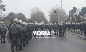Θεσσαλονίκη: Πεδίο μάχης ο Λευκός Πύργος μεταξύ αντεξουσιαστών και ΜΑΤ (βίντεο)