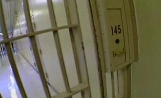 Απάνθρωπο: Κρατούμενος πέθανε από δίψα γιατί οι φύλακες έκοψαν το νερό στο κελί του