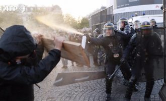 Πεδίο μάχης το Παρίσι μετά τις εκλογές – Διαδηλώσεις κατά Λεπέν και Μακρόν