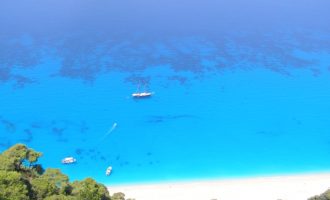 Ποια ελληνική παραλία έχει τα πιο γαλάζια νερά στον κόσμο