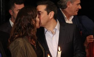 Το φιλί της Αγάπης του Αλέξη Τσίπρα στη Μπέττυ Μπαζιάνα (βίντεο)
