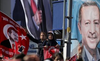Τουρκία: Η εκλογική επιτροπή επιβεβαίωσε τη νίκη του «ναι» στο δημοψήφισμα