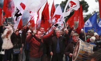 Στο χάος βυθίζεται η Αλβανία – Ζητά το “κεφάλι” του Ράμα η αντιπολίτευση