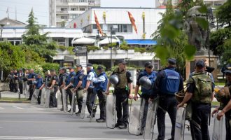 “Μπαρούτι” τα Σκόπια: Σε ασφυκτικό κλοιό 1.000 αστυνομικών το κοινοβούλιο