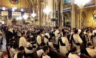 Γεμίζουν τις εκκλησίες τους οι Κόπτες χριστιανοί στην Αίγυπτο αψηφώντας τους τζιχαντιστές