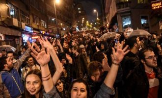 Συνελήφθησαν 16 αριστεροί διαδηλωτές που αμφισβητούσαν τη νίκη Ερντογάν στο δημοψήφισμα