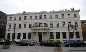 “Ντου” του Ρουβίκωνα στο δημαρχείο της Αθήνας