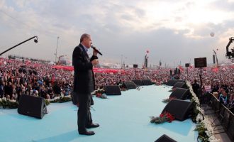 Φοβάται ο Ερντογάν για “όχι” στο δημοψήφισμα και φανατίζει τους οπαδούς του