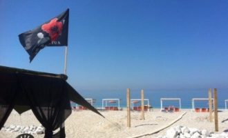 Αλβανοί εθνικιστές ύψωσαν σημαία της “Μεγάλης Αλβανίας” στη Χειμάρρα της Βόρειας Ηπείρου
