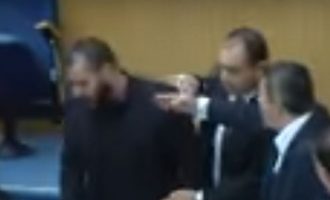 Χαμός στην Κυπριακή Βουλή με κατηγορίες για μειοδότες βουλευτές (βίντεο)