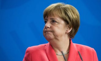 Η Γερμανία παρακολουθεί τις πολιτικές εξελίξεις στη Βρετανία αλλά δεν σχολιάζει