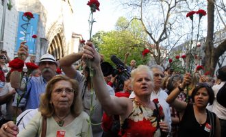 Οι Πορτογάλοι τίμησαν την 43η επέτειο της “Επανάστασης των Γαρυφάλλων”