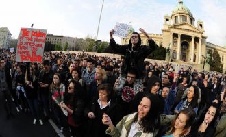 Mαζικές διαδηλώσεις κατά του Βούτσιτς στη Σερβία – “Όχι στη δικτατορία” το κεντρικό σύνθημα