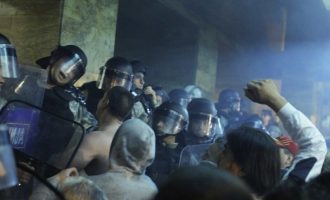 Σκόπια: Αφού οι τραμπούκοι του έκαναν αρένα τη Βουλή ο Γκρουέφσκι κάλεσε σε “αυτοσυγκράτηση”