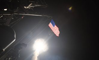 Oι Αμερικανοί βομβάρδισαν με πυραύλους αεροπορική βάση στη Συρία (φωτο+βίντεο)