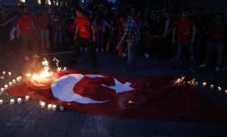 Οι Τούρκοι “απαιτούν” τη σύλληψη εκείνων που έκαψαν την τουρκική σημαία στην Αθήνα
